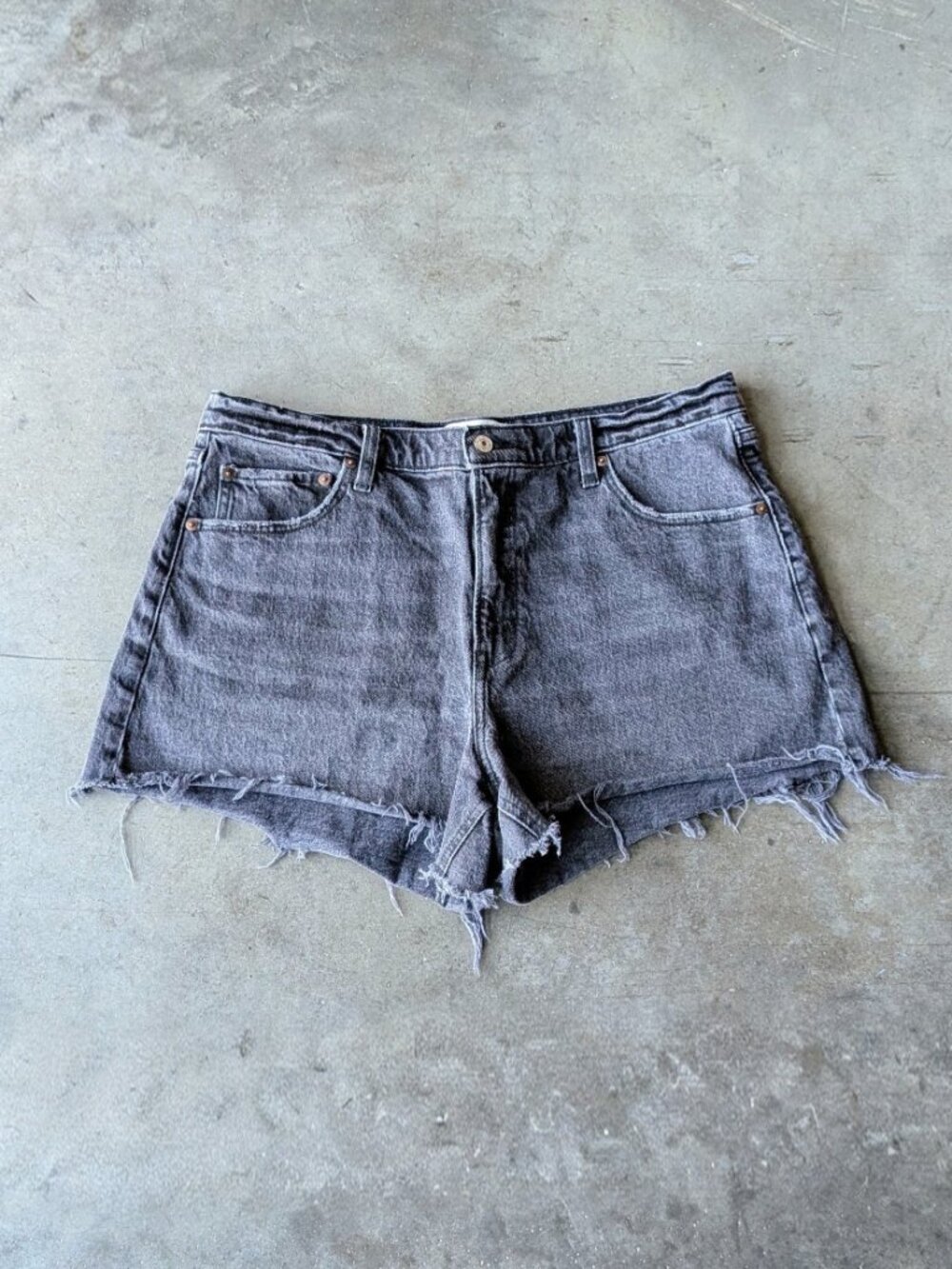 Abercrombie & Fitch The 90s Relaxed Cut Off Short High Rise Black Denim 33/16